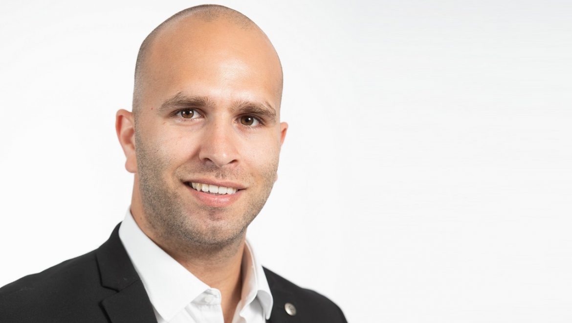הכירו את האיש שנכנס לבתי עסק – ועושה מהפיכה במכירות